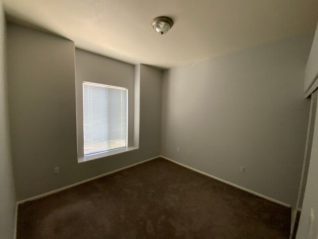 Building Photo - N.W. GATED COZY CONDO W/ COMMUNITY POOL AND SPA