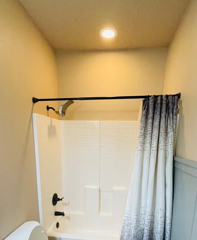 Building Photo - 4 Bedroom, 2 Bath -