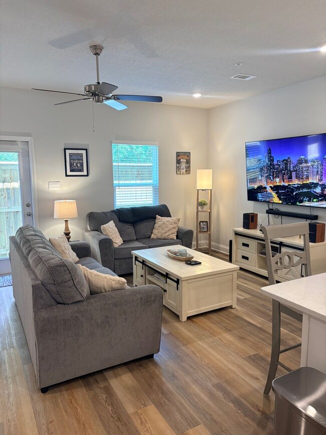 Building Photo - Biloxi Townhome