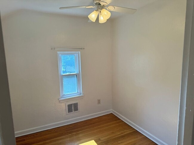 Building Photo - Completely Updated, Open , Quiet House in Oakmont!