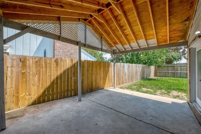 Building Photo - 5023 Whispering Falls Dr