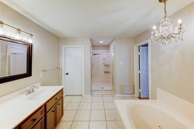 Building Photo - 402 Live Oak Ln