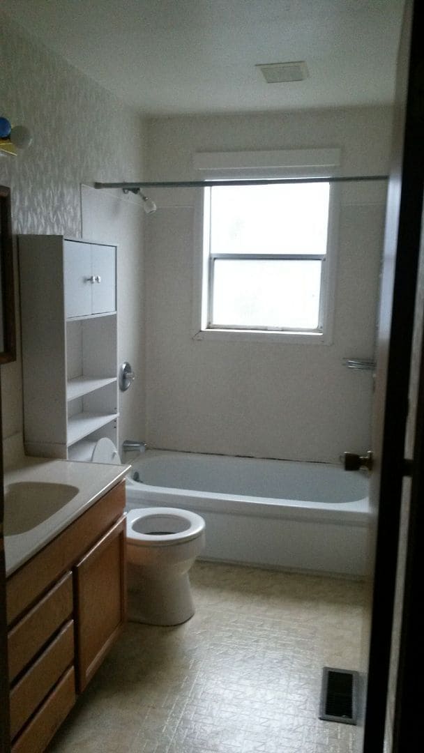 Building Photo - Cute Springfield Home With Large Fenced Ba...
