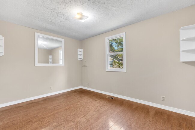 Building Photo - 844 Circle Dr