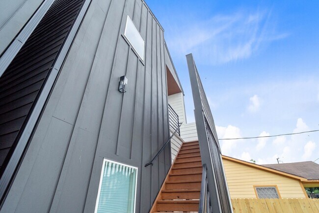 Building Photo - 9725 Kerr St