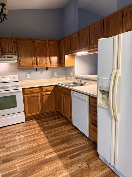 Building Photo - 2425 Downing Dr