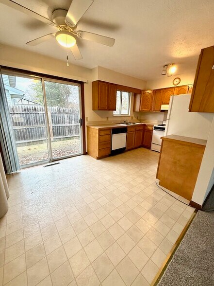 Building Photo - 6247 Amanda Dr