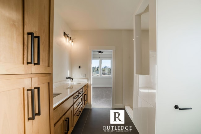 Building Photo - East Medford Cedar Links Living