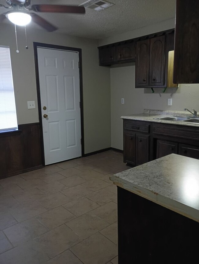 Building Photo - Nice duplex