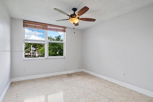 Building Photo - 9451 Evergreen Pl