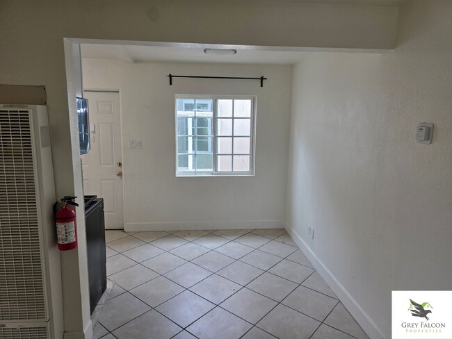 Building Photo - Cozy 1 bedroom home with private yards and...