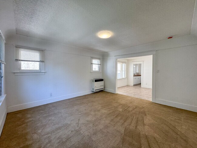 Building Photo - 338-340 1/2 S. Catalina St.-338 1/2