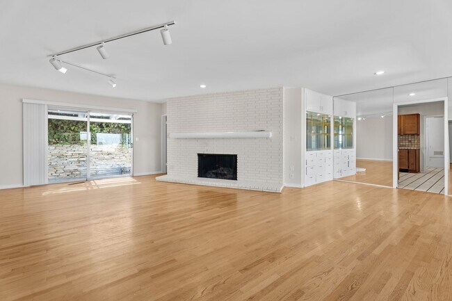 Building Photo - 17 Stallion Rd
