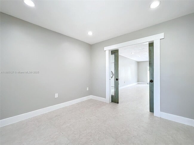 Building Photo - 13804 Kendale Lakes Dr