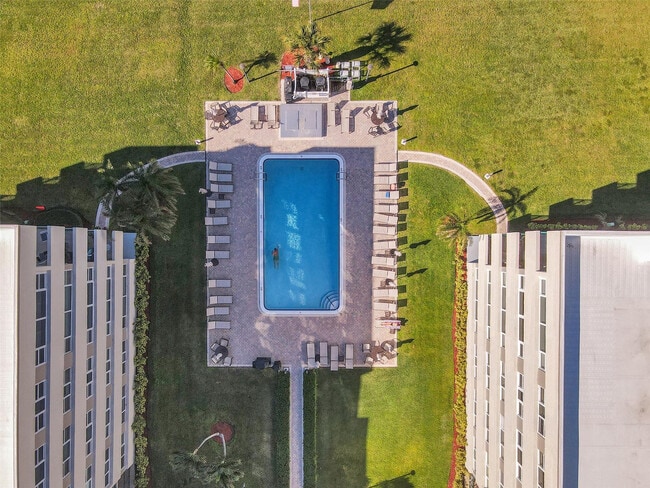 Building Photo - 1239 Hillsboro Mile