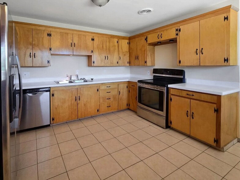 Building Photo - 512 Camino Solano