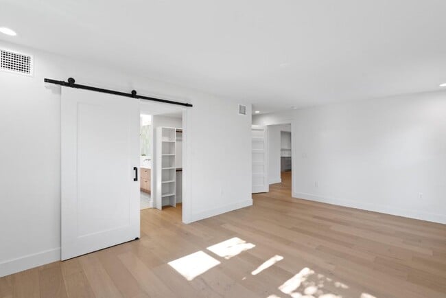 Building Photo - 1520 Villanova Dr