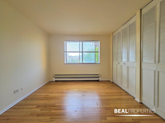 Building Photo - 660 W Wrightwood Ave