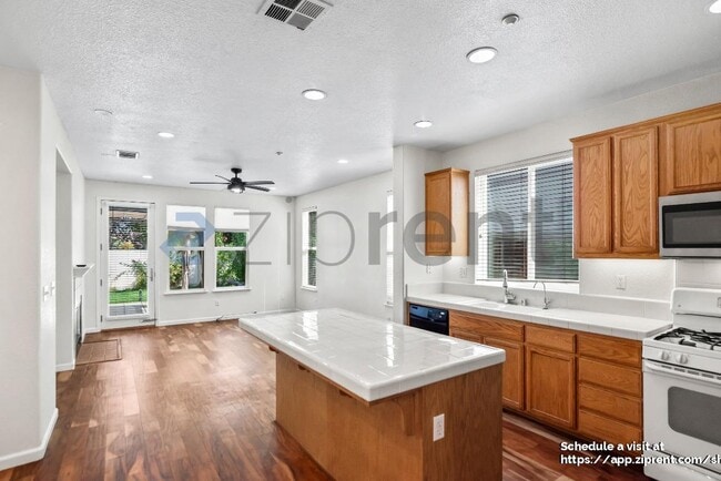 Building Photo - 1198 Saratoga Pl
