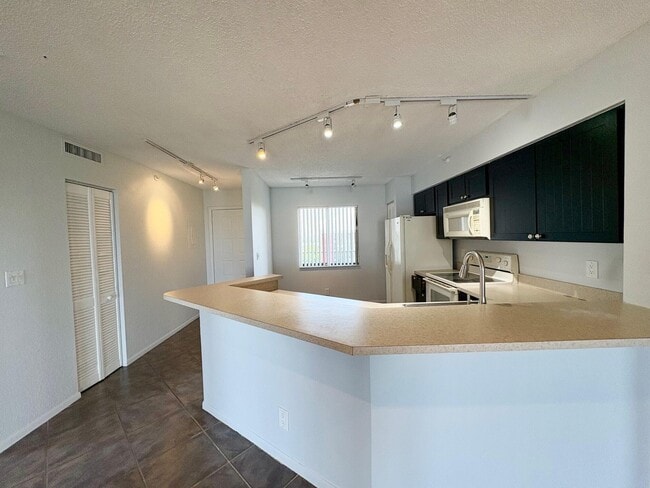 Building Photo - 2205 S Cypress Bend Dr