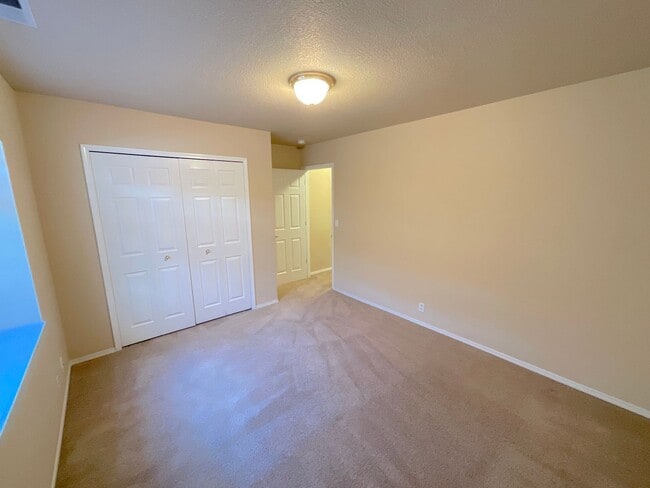 Building Photo - 5 Bedroom Home Available Near Rangewood Dr & Vickers Dr!