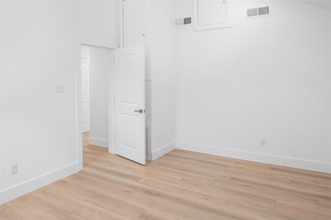 Building Photo - 971 Mary Ann