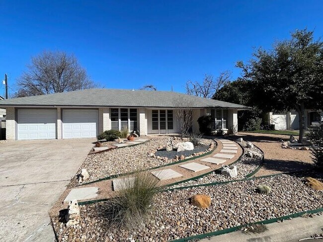 Building Photo - 2206 Kenbridge Dr