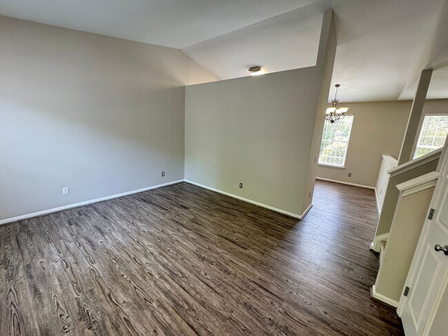 Building Photo - Stunning 3BR/2.5BA w/ Upgrades & Pool Access
