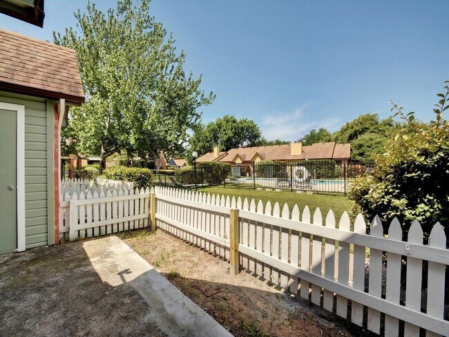 Building Photo - 1601 Faro Dr