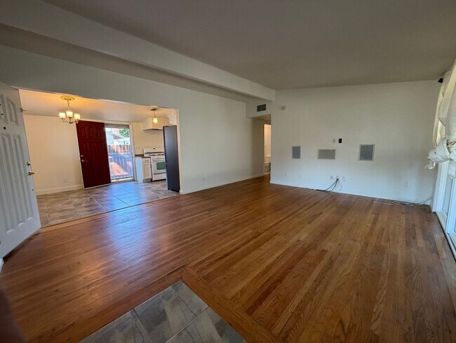 Building Photo - Adorable 3 bedroom 2 bath bungalow in Rosemont