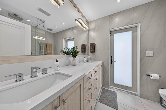 Building Photo - 3109 NE 42nd Ct