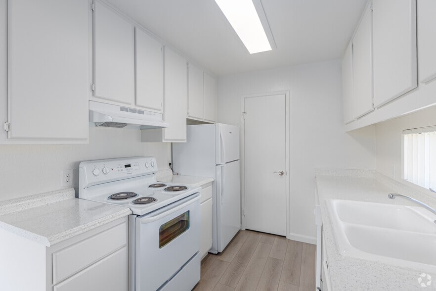 2BR, 1.5BA - 940SF - Kitchen - Canyon Park