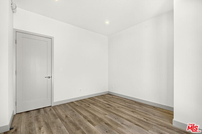 Building Photo - 440 Palm Dr