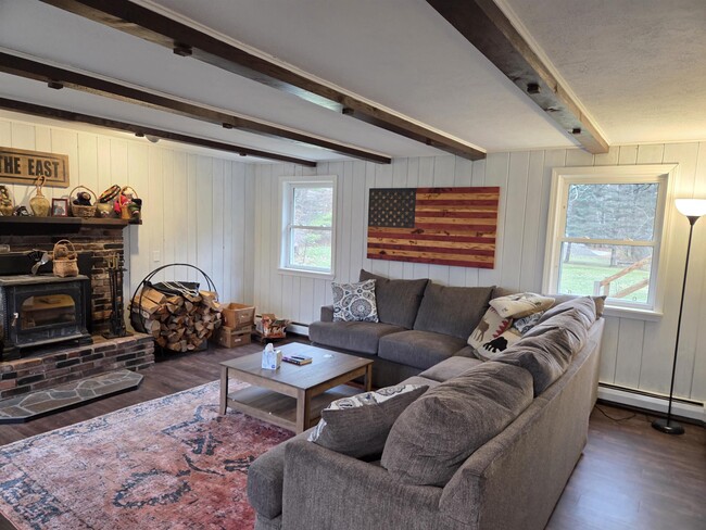 Building Photo - 15 Broomstick Ln