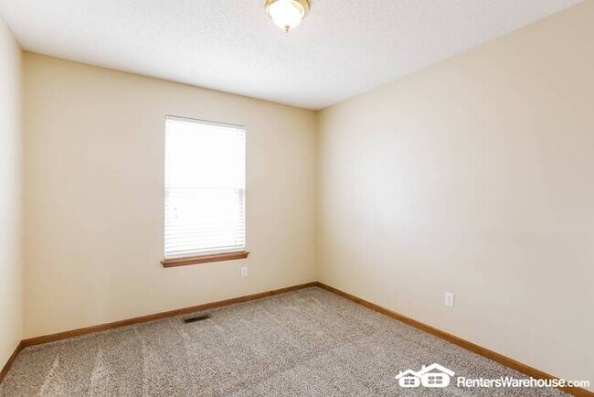 Building Photo - 3 Bed 2.5 Bath In Raymore!  Available 7/1!