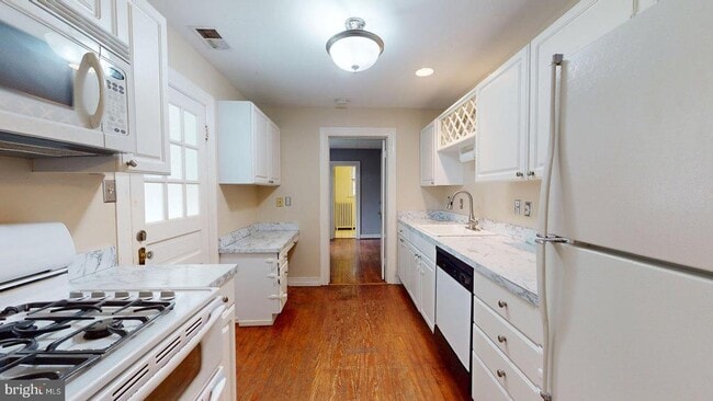 Building Photo - 15 E Custis Ave