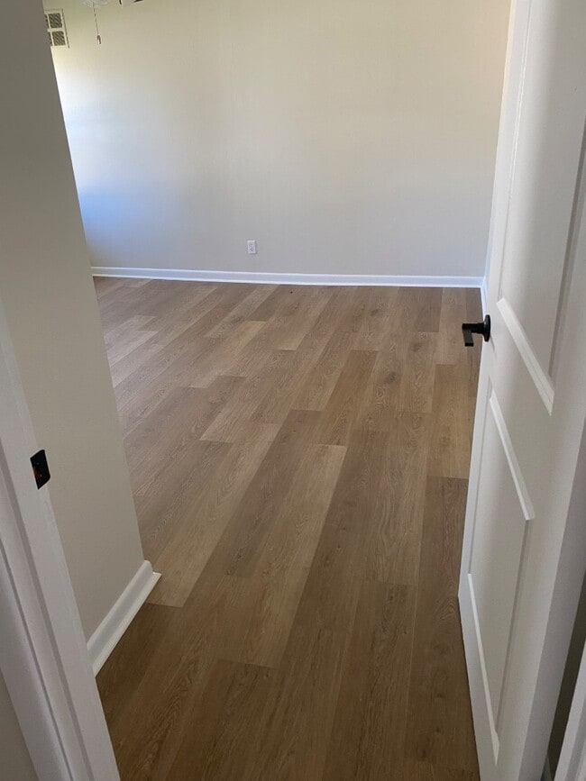 Building Photo - 664 N Walnut St