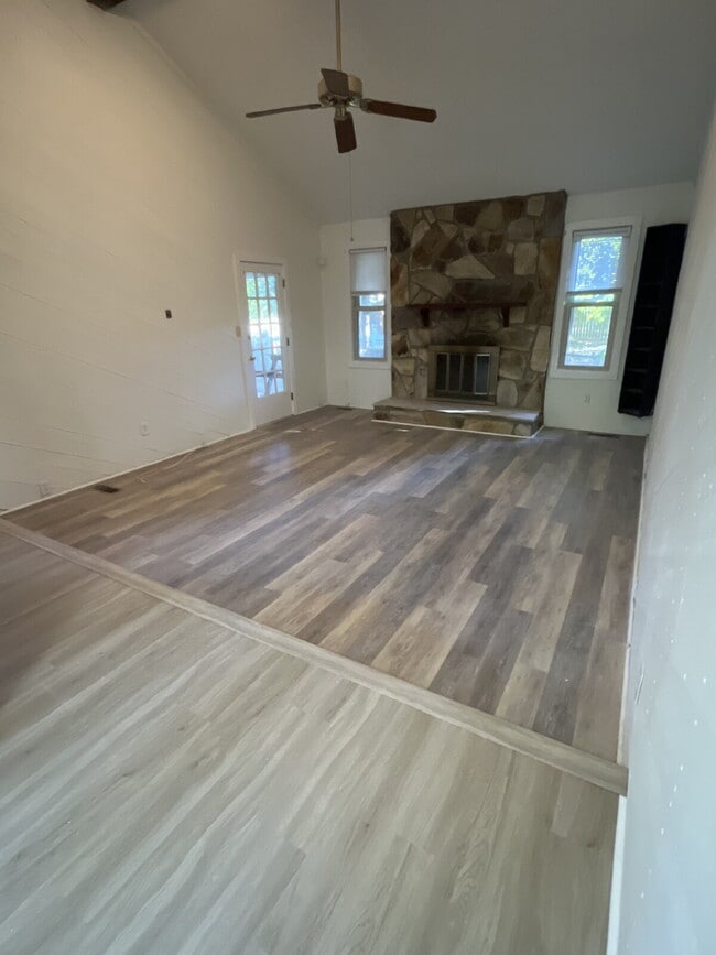 Building Photo - Location is Everything! Close to Downtown and all that it has to offer! Shopping, Restaurants, Pa...