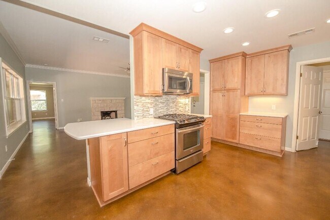 Building Photo - 5640 Oak Blvd