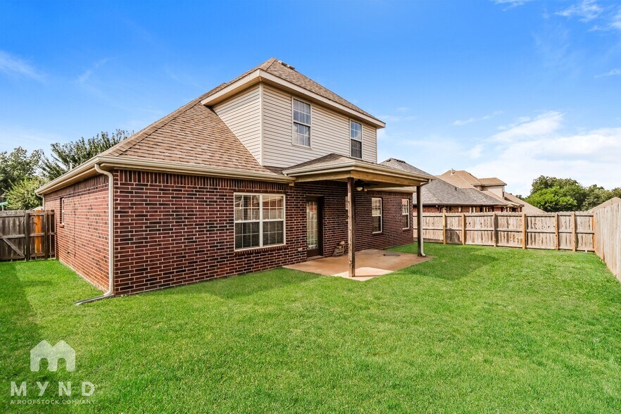 Building Photo - 100 NE Chicory Ln