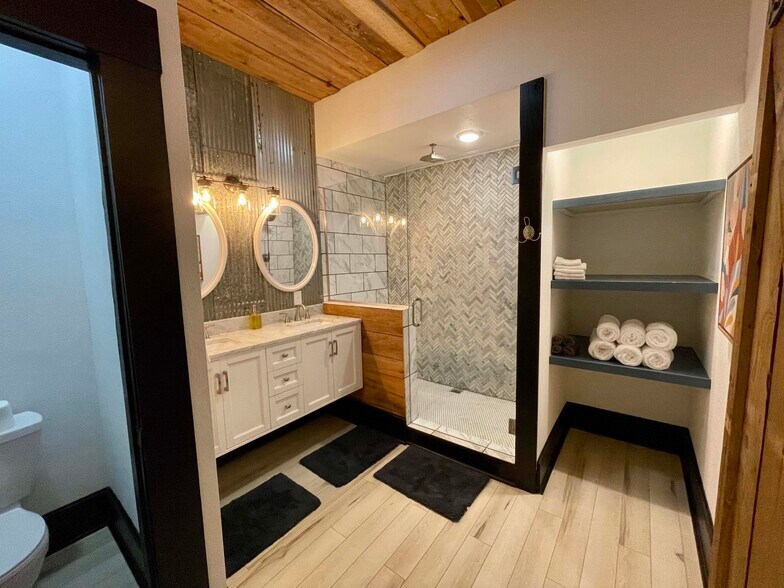 Building Photo - 719 S. Baker St.