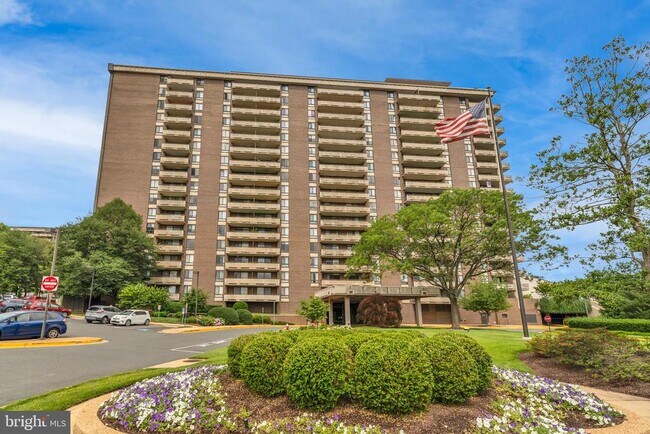 Building Photo - 1800 Old Meadow Rd