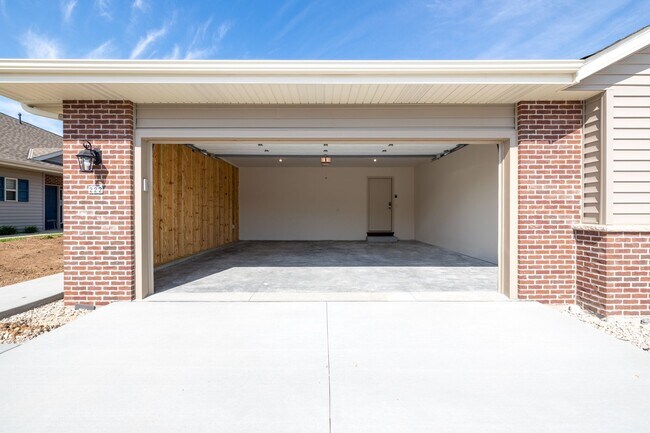 Building Photo - 3 Bedroom / 2.5 Bathroom / Townhouse