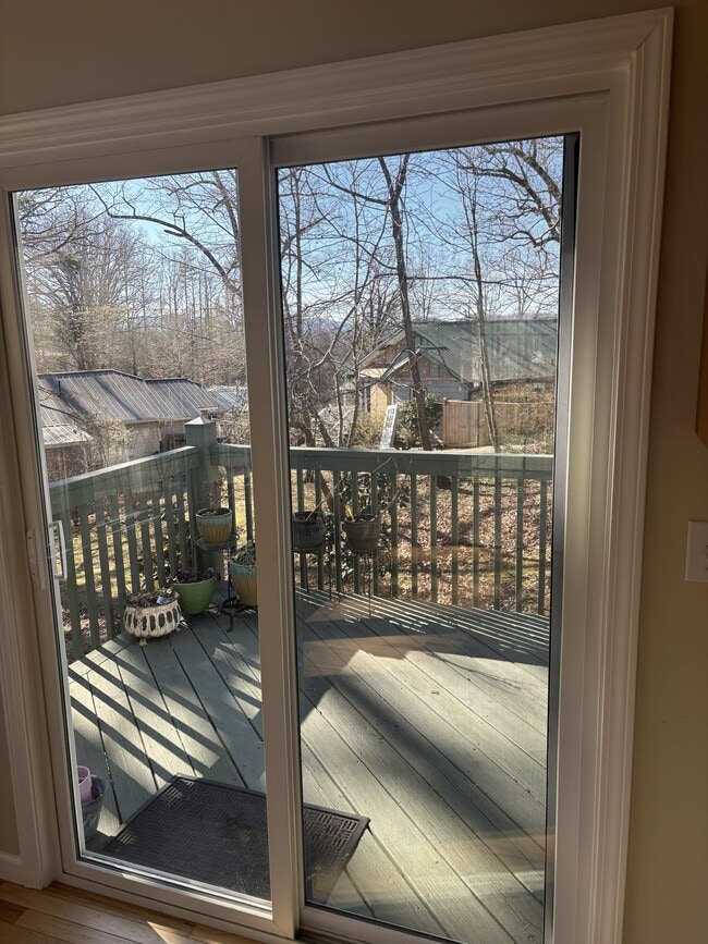 Building Photo - 477 Probart St