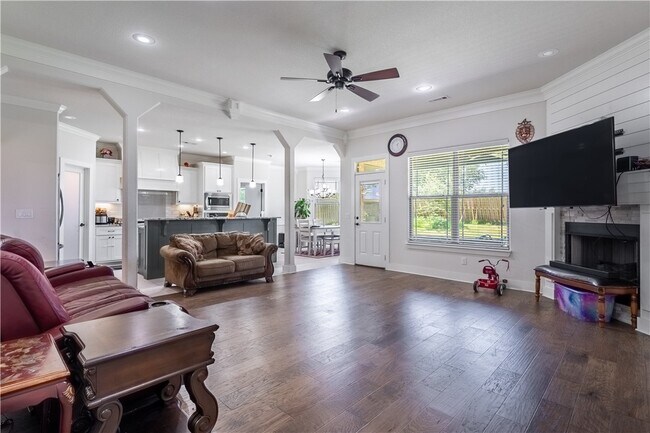 Building Photo - 1100 Huntleigh Dr