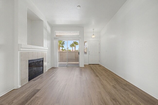 Building Photo - Gated 3 Bedroom condo located just off 215 & Eastern!