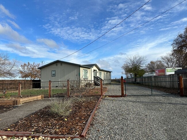 Building Photo - 3 Bedroom 2 Bath Home Available Soon!