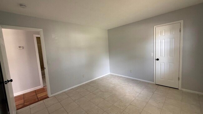 Building Photo - 2325 SW Pamona St