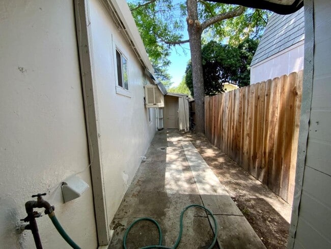 Building Photo - Absolutely ADORABLE/Spacious 2/2 Duplex!  ...