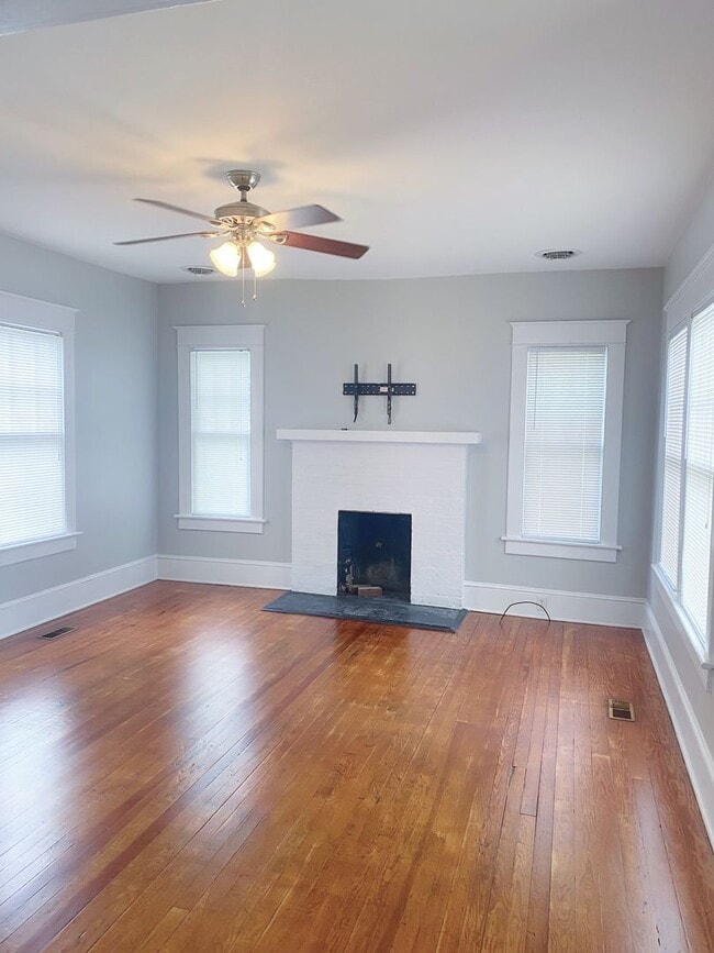Building Photo - Beautiful 2 Bedroom home one block from ECU!